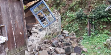 Asırlık ahşap ev heyelana yenik düştü