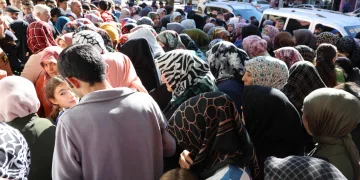 Giyim mağazası açılışında izdiham