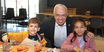Atıklar, kadınların ellerinde rengarenk çantalara dönüştü