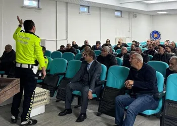 Kukla ile dersleri işliyor