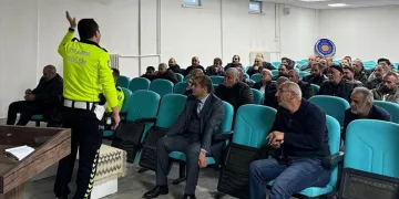 Kukla ile dersleri işliyor
