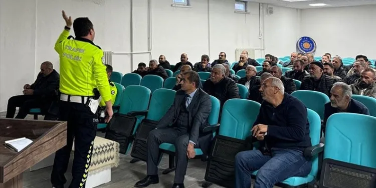 Kukla ile dersleri işliyor