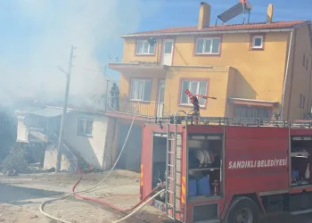 Virajı alamayan otomobil karşı yöndeki araçla kafa kafaya çarpıştı, sıkışan yaralıları itfaiye kurtardı