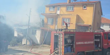 Virajı alamayan otomobil karşı yöndeki araçla kafa kafaya çarpıştı, sıkışan yaralıları itfaiye kurtardı