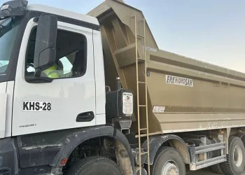 Otomobil kazılan çukura düştü