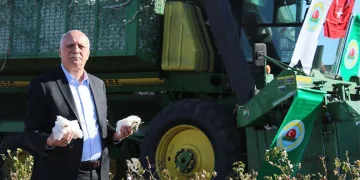 Depremzede anne, iyilik için sürüyor