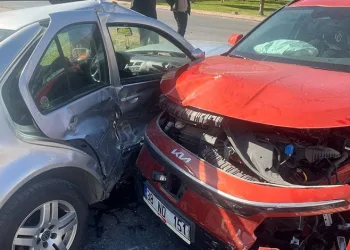 Otomobiller kavşakta çarpıştı: 3 yaralı