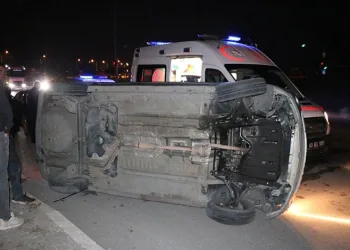 Manavgat’ta kamyonet ile otomobil çarpıştı: 2 yaralı
