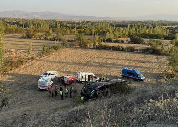 Yolcu otobüsü şarampole devrildi: 21 yaralı