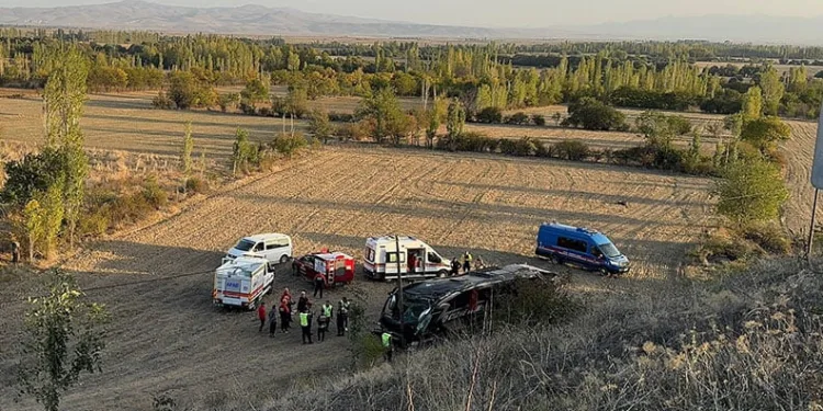 Yolcu otobüsü şarampole devrildi: 21 yaralı