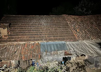Bursa’da kahvehane sular altında kaldı, vatandaşlar oyuna devam etti