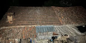Bursa’da kahvehane sular altında kaldı, vatandaşlar oyuna devam etti