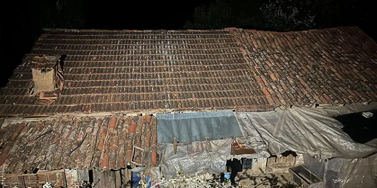 Bursa’da kahvehane sular altında kaldı, vatandaşlar oyuna devam etti