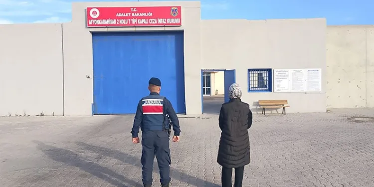 Öğrenciler ile terör örgütü mensuplarını buluşturan dernek yöneticisi yakalandı