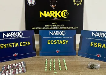 Eyüpsultan’da yolda para bulan 3 kız öğrenciden örnek davranış