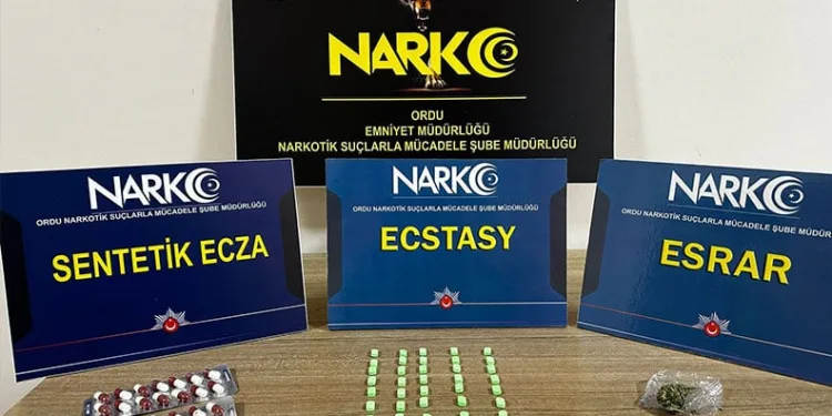 Eyüpsultan’da yolda para bulan 3 kız öğrenciden örnek davranış