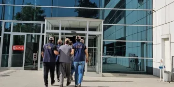 Eyüpsultan’da yolda para bulan 3 kız öğrenciden örnek davranış