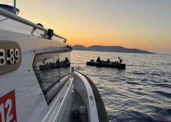 Kuşadası açıklarında 17 düzensiz göçmen kurtarıldı