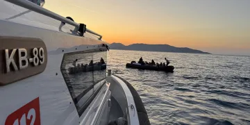 Kuşadası açıklarında 17 düzensiz göçmen kurtarıldı