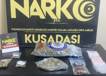 Tır refüje düştü, patatesler yola saçıldı: 1 yaralı