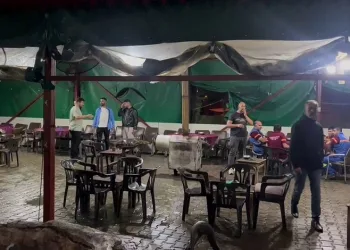 Bursa’da kahvehane sular altında kaldı, vatandaşlar oyuna devam etti