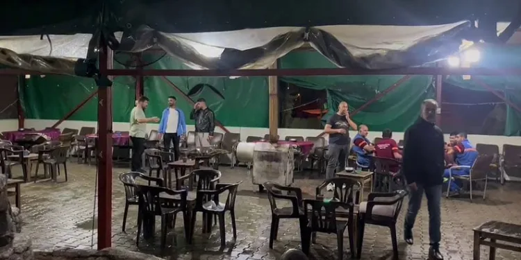 Bursa’da kahvehane sular altında kaldı, vatandaşlar oyuna devam etti