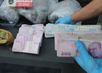 Parkta bıçaklı kavga, yaralanan iki kişi hastaneye kaldırıldı