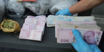 Parkta bıçaklı kavga, yaralanan iki kişi hastaneye kaldırıldı