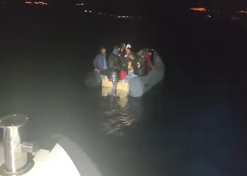 Ilısu Baraj Gölü kıyısında mahsur kalan Suriyeli aile kepçe yardımıyla kurtarıldı