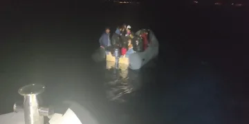 Ilısu Baraj Gölü kıyısında mahsur kalan Suriyeli aile kepçe yardımıyla kurtarıldı