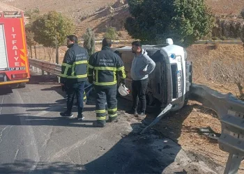 Mardin’de hafif ticari araç devrildi: 1 yaralı