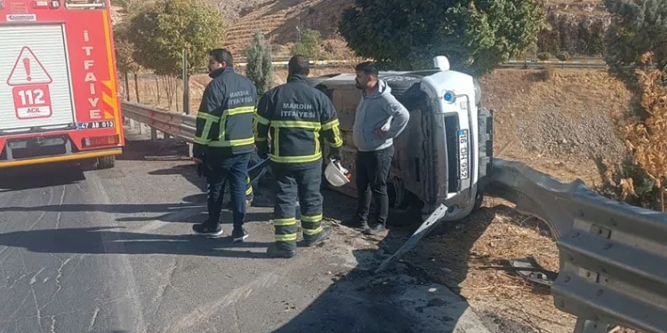 Mardin’de hafif ticari araç devrildi: 1 yaralı