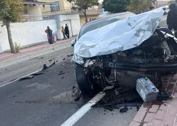 Virajı alamayan otomobil karşı yöndeki araçla kafa kafaya çarpıştı, sıkışan yaralıları itfaiye kurtardı