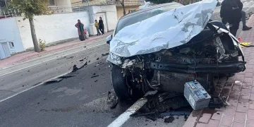 Virajı alamayan otomobil karşı yöndeki araçla kafa kafaya çarpıştı, sıkışan yaralıları itfaiye kurtardı