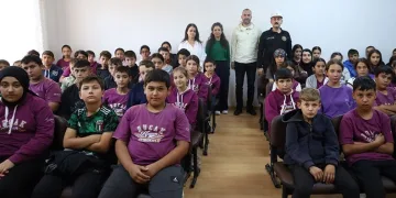 Kameralara aldırış etmeden iki elektrikli bisiklet çaldı