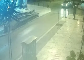 Otomobil kazılan çukura düştü