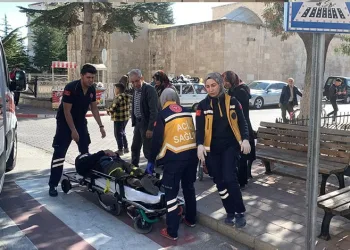 Manavgat’ta kamyonet ile otomobil çarpıştı: 2 yaralı
