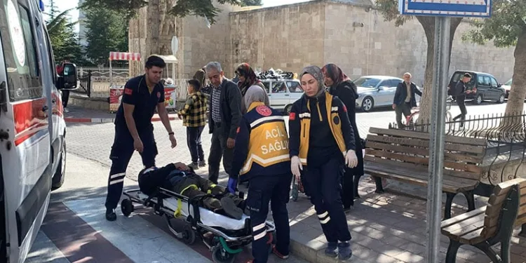 Manavgat’ta kamyonet ile otomobil çarpıştı: 2 yaralı