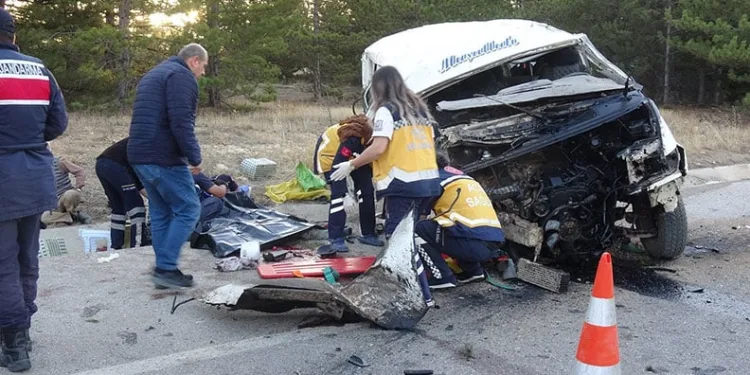 Kavga ihbarına giden polis bıçaklandı