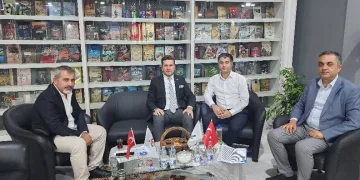 Depremzede anne, iyilik için sürüyor