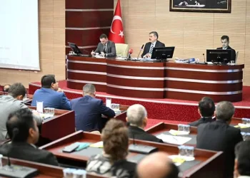 Adana’da zirveye kar yağdı, elma hasadı erken yapıldı