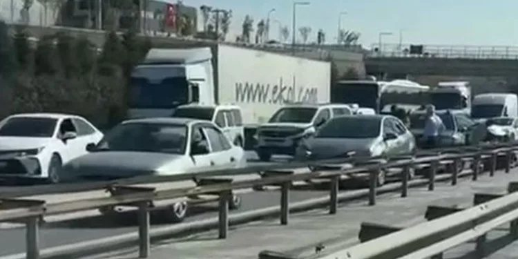 Virajı alamayan otomobil karşı yöndeki araçla kafa kafaya çarpıştı, sıkışan yaralıları itfaiye kurtardı