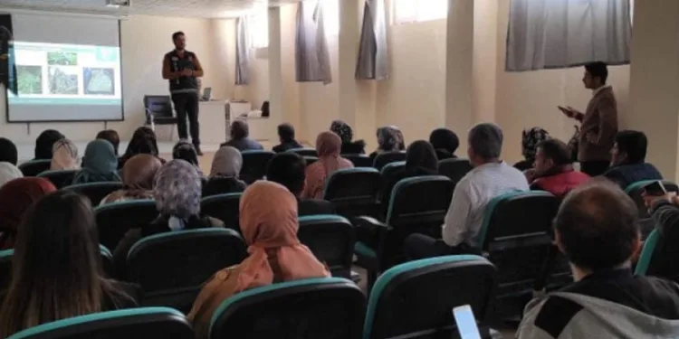 Otomobil kazılan çukura düştü