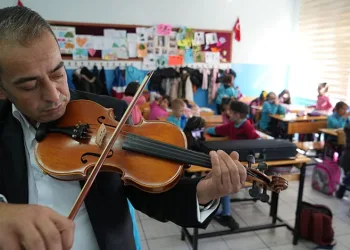 Kukla ile dersleri işliyor