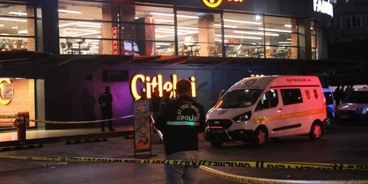 Ankara’da eğlence merkezinde bir kişi görüştüğü kadını öldürdükten sonra kendini vurdu