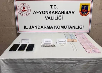 Manavgat’ta kamyonet ile otomobil çarpıştı: 2 yaralı