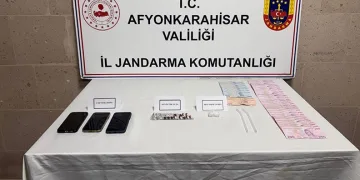 Manavgat’ta kamyonet ile otomobil çarpıştı: 2 yaralı
