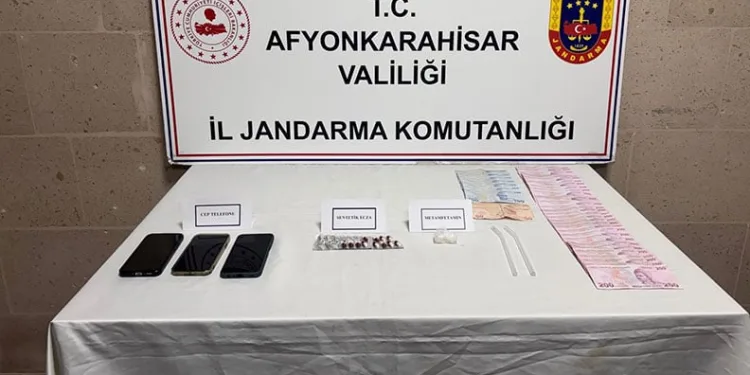 Manavgat’ta kamyonet ile otomobil çarpıştı: 2 yaralı