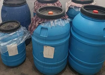 Evinin deposunda ürettiği alkolleri satan şüpheli yakalandı