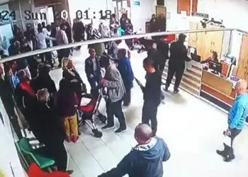 Otomobil kazılan çukura düştü